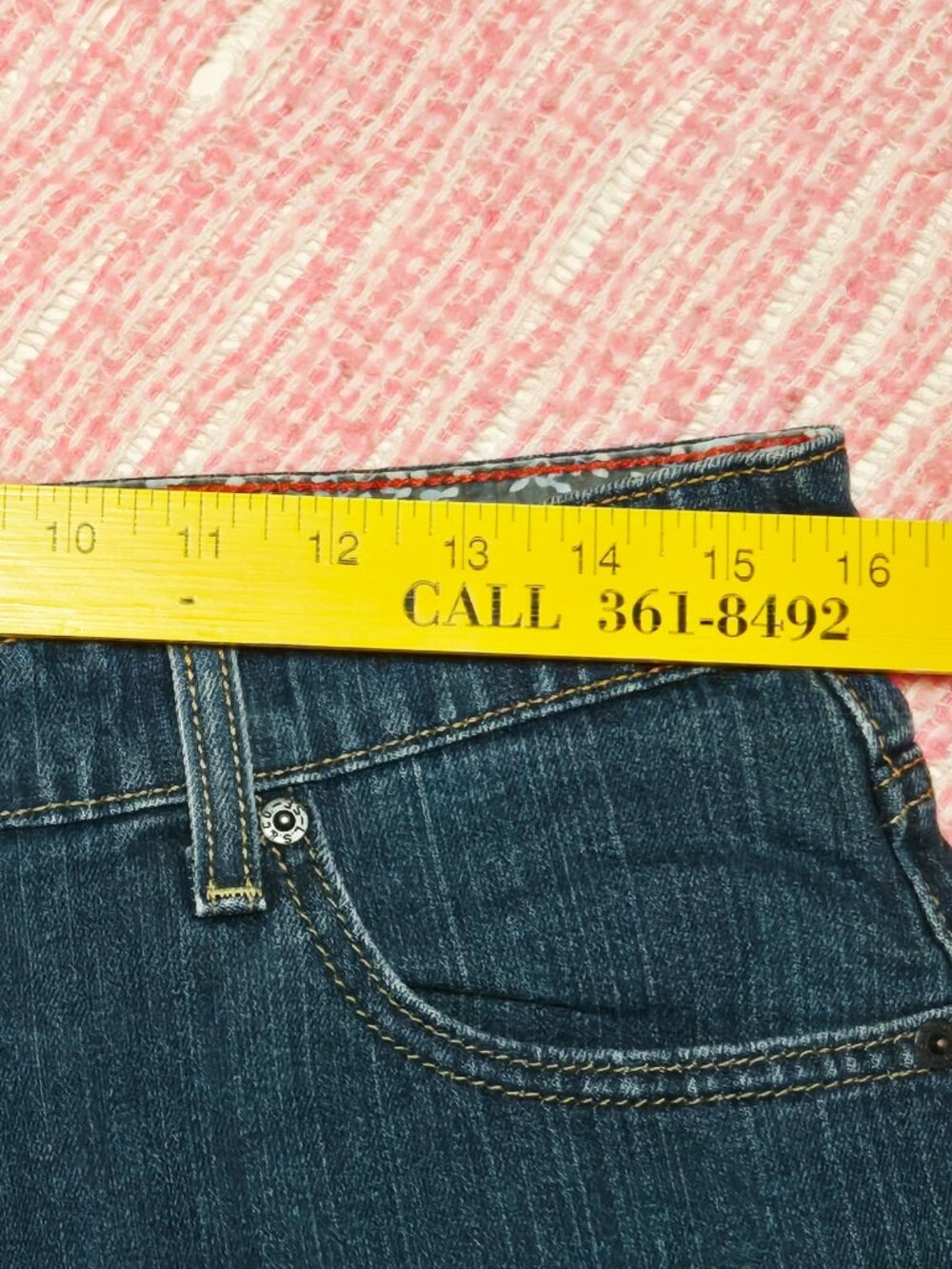 EUC Women's Levi's 550 Relaxed Fit Red Tab 5" Inseam Denim Jeans Shorts Size 12 - Picture 11 of 13